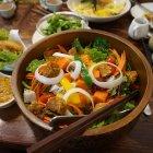  Vegetales y frutas hacen una mezcla exquisita.  