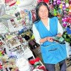  Enma Guaña aprendió a utilizar el aparato electrónico con la ayuda de su hija.  