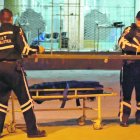  Testigos aseguran que al caer, ella protegió a su bebé con su cuerpo. El niño sufrió leves golpes. El otro motociclista huyó. 