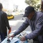  Ángel Ocampo debe amarrar sus productos porque ya le han robado varias veces en su lugar de trabajo en la avenida 10 de Agosto. 