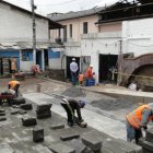 Los trabajadores trabajan en las últimas adecuaciones.  