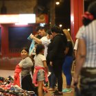  Varios clientes observan la oferta de ropa abrigada, para dormir, en la esquina de la 17 y Portete. 