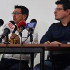  Ricardo Rivas (i), hermano del fotógrafo asesinado Paúl Rivas, y el director de Fundamedios, César Ricarute (d), mientras hablan en rueda de prensa. 