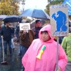  El martes 16 de enero grupos en defensa de los animales protestaron fuera del Municipio.  