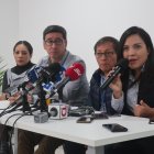  Familiares del equipo periodístico este sábado durante una reunión con medios. 