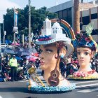  Los carros alegóricos fueron diseñados por profesionales. 