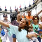  Familia setoma una fotografía en el Malecón Simón Bolivar. 