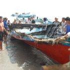  Pobladores de la comuna ayudaron a poner en tierra la embarcación reducida a escombros.  