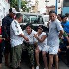  Los familiares esperaban fuera del domicilio por los cuerpos de los fallecidos.  