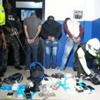  Los tres presuntos asaltantes fueron agarrados con las evidencias. 