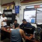  El sospechoso, fuertemente resguardado, por los agentes de la Dinased de Guayaquil y Salitre, arribó a las 18:00 a la sala de espera del juzgado para la audiencia de formulación de cargos. 