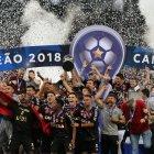  Los jugadores del Atlético Paranaense festejan en el Arena da Baixada, Curitiba. 