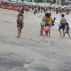  El clima no ha sido el mejor para los visitantes de los balnearios de Santa Elena.  