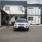  Comuneros del lugar aseguraron que en el hotel la adolescente intentó escaparse de los uniformados y trató de saltar de lo alto de una escalera.  