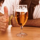  Referencial. Según estudios beber alcohol en bajas cantidades permite hablar sin dificultad otro idioma.  