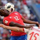 Joel Campbell de Costa Rica en acción con Nikola Milenkovic. 