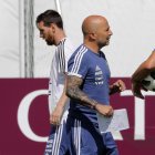 El entrenador de la selección de Argentina, Jorge Sampaoli, (dch), junto al delantero Lionel Messi, durante el entrenamiento que el equipo albiceleste. 
