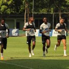  Ronaldo (izquierda) trota junto a sus compañeros en un entrenamiento de Emelec. 