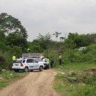  Policías realizan el levantamiento de los cuerpos.  