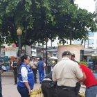  Los policías intervinieron en la inspección de las mujeres.  