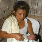  Foto referencial de cómo la madre le habría dado el biberón que contenía colada y cloro. 