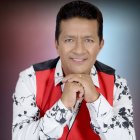  Máximo tiene 51 años. 