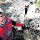  Galo Cevallos señala con su mano izquierda el horno destrozado por las llamas.  