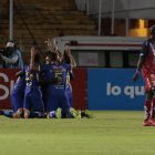  Aunque el equipo dirigido por Eduardo Favaro pareció tener el control de la pelota en la primera parte, siempre fue Delfín el más peligroso, en parte por el pésimo trabajo de la zaga criolla. 