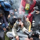  Personas fuman cigarros de marihuana para celebrar la legalización de su uso recreativo. 