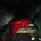  Luis duerme en la cama que construyó dentro de una cueva. 