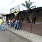  El tipo que aparentaba esperar por atención médica, sacó un arma de fuego y le pegó un disparo en la cara al celador que recién había ingresado a cumplir con sus labores en el sitio. 