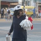  En la entrada de la 8 hay decenas de vendedores informales que ‘pelean’ por un lugar. 