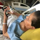  Norma Muñoz permanece en una cama de hospital. Añora estar con su esposo, hijos y nietos. 