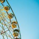  La madre lo dejó subir solo a la atracción. 