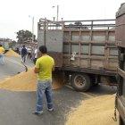  Camiones fueron puestos desde la mañana en toda la carretera.  