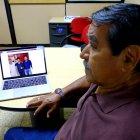  Angustiado por la sentencia, el hombre mira la foto de su nieto y lamenta lo sucedido.  