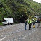  Técnicos escalaron la montaña para analizar la estabilidad de las rocas en Agoyán. 
