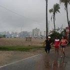  Los bañistas tuvieron que esperar a que escampe la lluvia.  