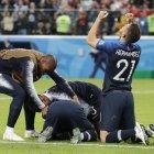  Los futbolistas festejaron el logro.  