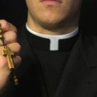  No se descartó que el número real de víctimas ascienda a miles, ya que es posible que los registros de algunos menores se hayan perdido. 