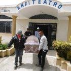  Policías de la Dinased llevaron detenida  a la  mujer que supuestamente estaría implicada en este hecho violento. 