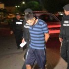  Detenidos son trasladados por personal policial. 