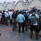  Familiares y amigos se agolparon en la morgue de Daule 