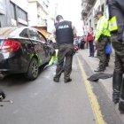  Los servidores policiales pidieron a los sospechosos que salgan del vehículo y el conductor habría  esparcido el polvo blanquecido y luego se dio a la fuga. 