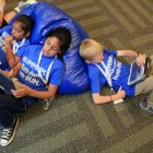  Los niños pasan una media de 32 horas semanales delante de las pantallas. 