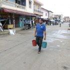  Gustavo Aguirre, morador del sector, se acercó hasta un río para obtener el líquido vital. Hace 72 horas que la parroquia está sin agua. 