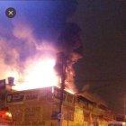  Según un reporte del ECU 911, más de 30 unidades bomberiles llegaron hasta el sitio para sofocar las llamas. 