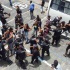  Momentos en que los allegados agredían a los agentes. 