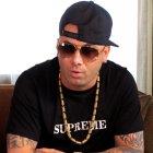  Su admiración por las peleas de gallos proviene de su padre, otro fiel seguidor de esa práctica. 