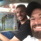  Buen ambiente en Macará, el goleador Juan Manuel Tévez y el arquero Javier Burrai con el Diario EXTRA en su vehículo.  